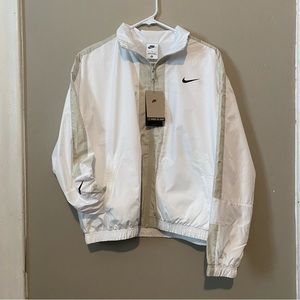 Nike Women Sportswear Repel Running Windbreaker Jacket Size Medium (DV3006-100)